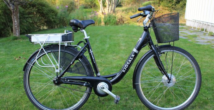 Antalet cykelstölder ökar och många tjuvar snor batteriet från en elcykel. Här är tips från försäkringsbolaget Folksom på vad du kan tänka på.